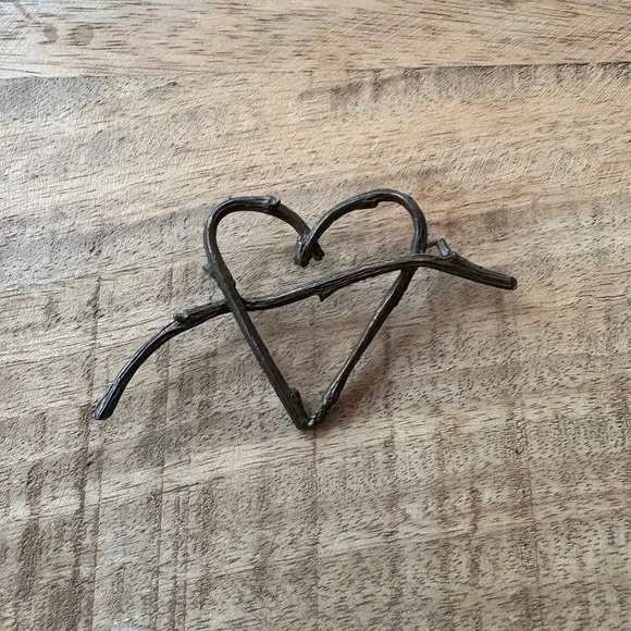 Antiqued brass grapevine-like rustic heart pin - Picture 2 of 8